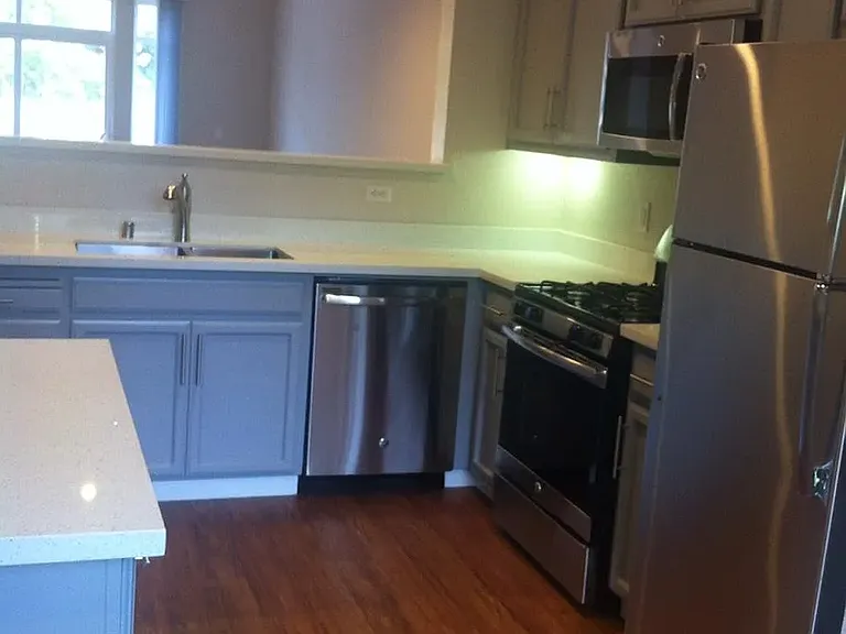 2x2.5 / 1325 sf - Townhouse kitchen - White quartz with grey cabinets