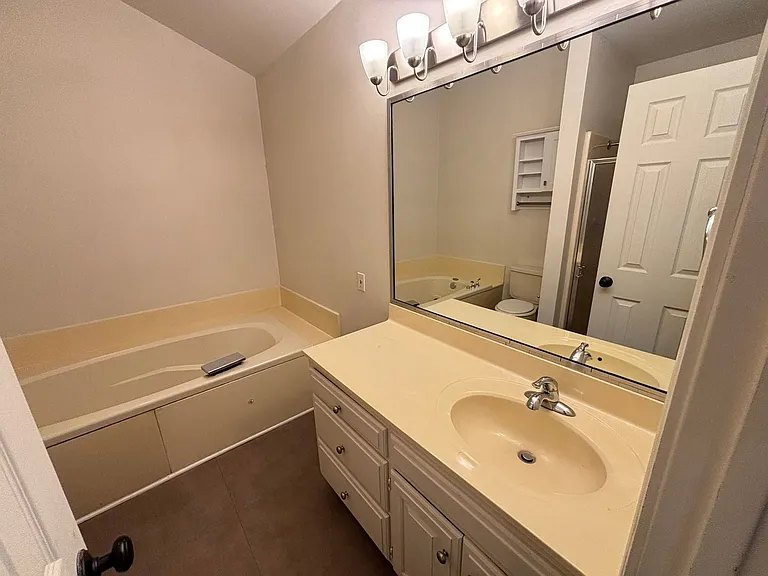 1823 W Berry St — Photo 15