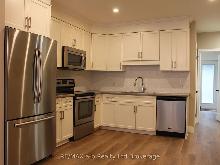 391 Dundas St #2 — Photo 5