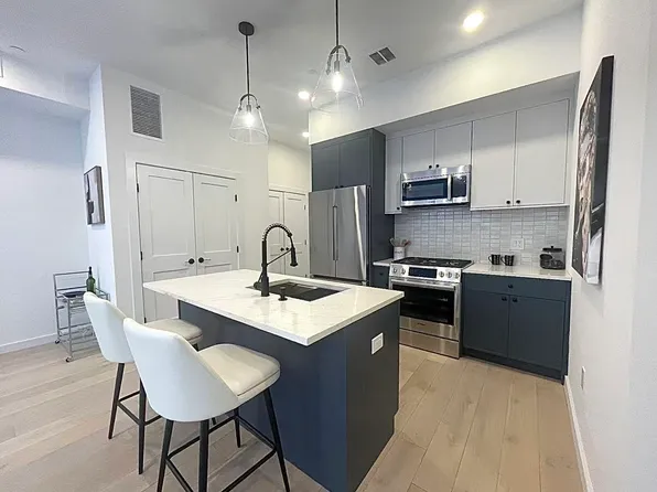 425 3rd Street image 1 of 18