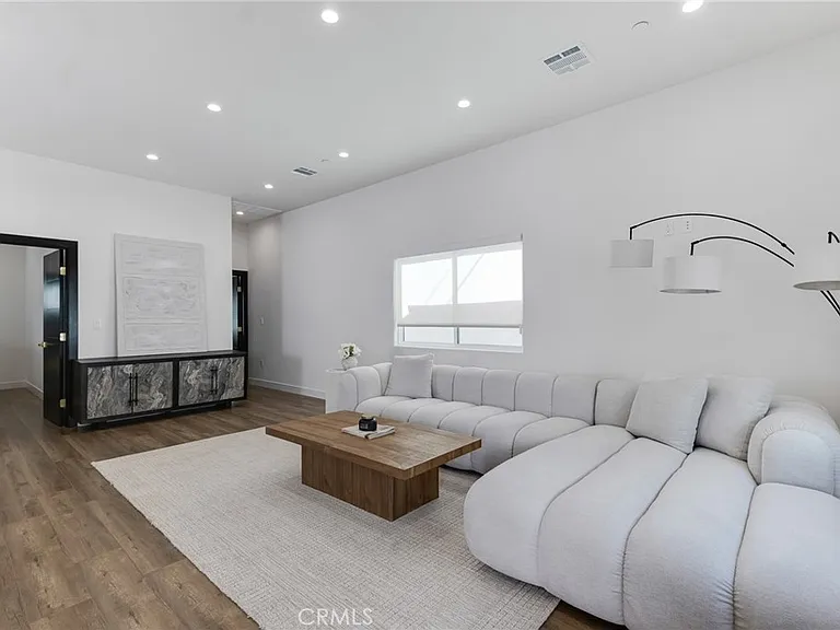 6208 Beeman Ave — Photo 5