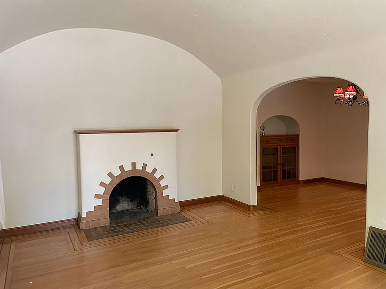 624 37th St — Photo 3