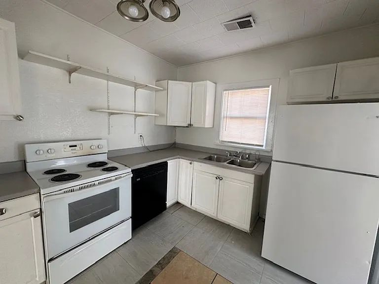 881 Ross Ave — Photo 7