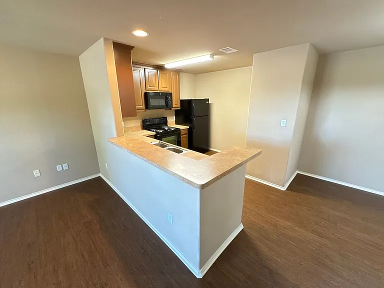 2725 Lovers Ln — Photo 8