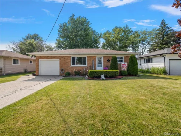 5514 Pointe Dr, East China, MI 48054