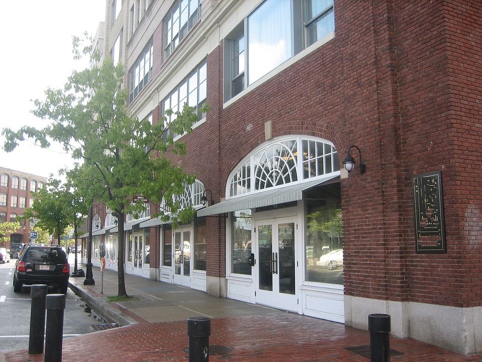 Trendy shops in building