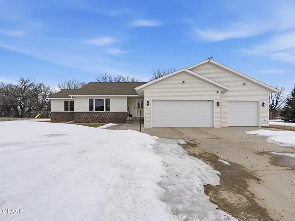 1849 Thomas Dr, Larimore, ND 58251