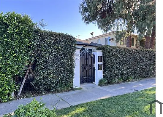 10652 Camarillo St — Photo 20