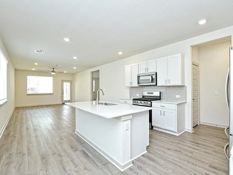 204 Merrick Rd — Photo 6