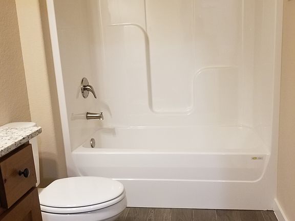 3rd image of 533 Vee St