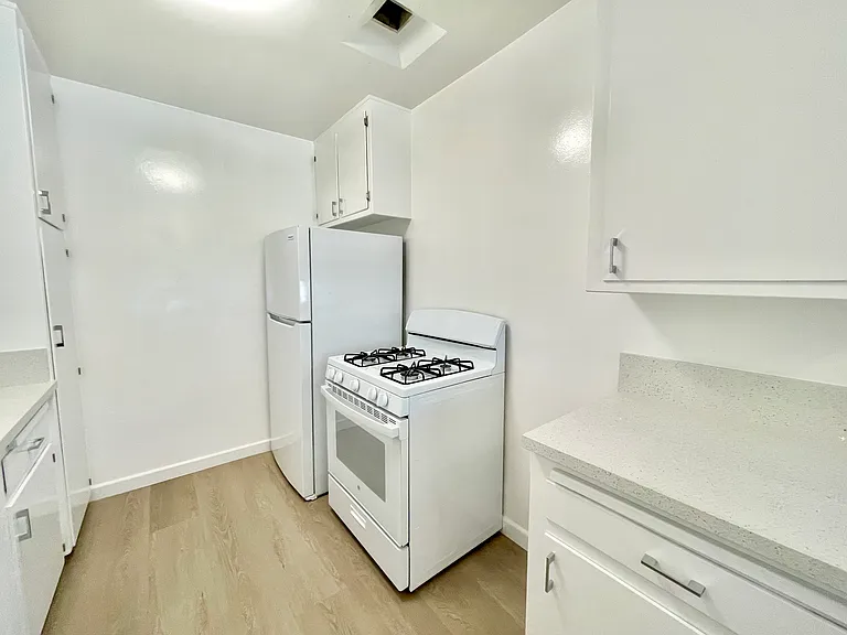 1311 N Fairfax Ave #18 — Photo 7