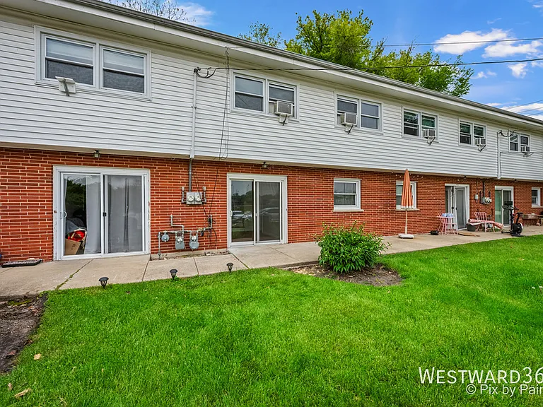 325 E Lake St — Photo 19