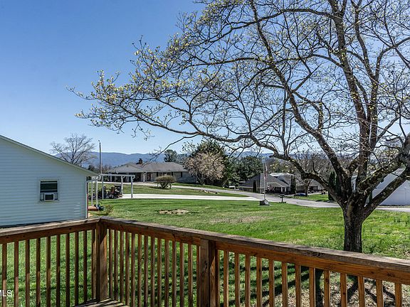 4th image of 404 Dyer Cir