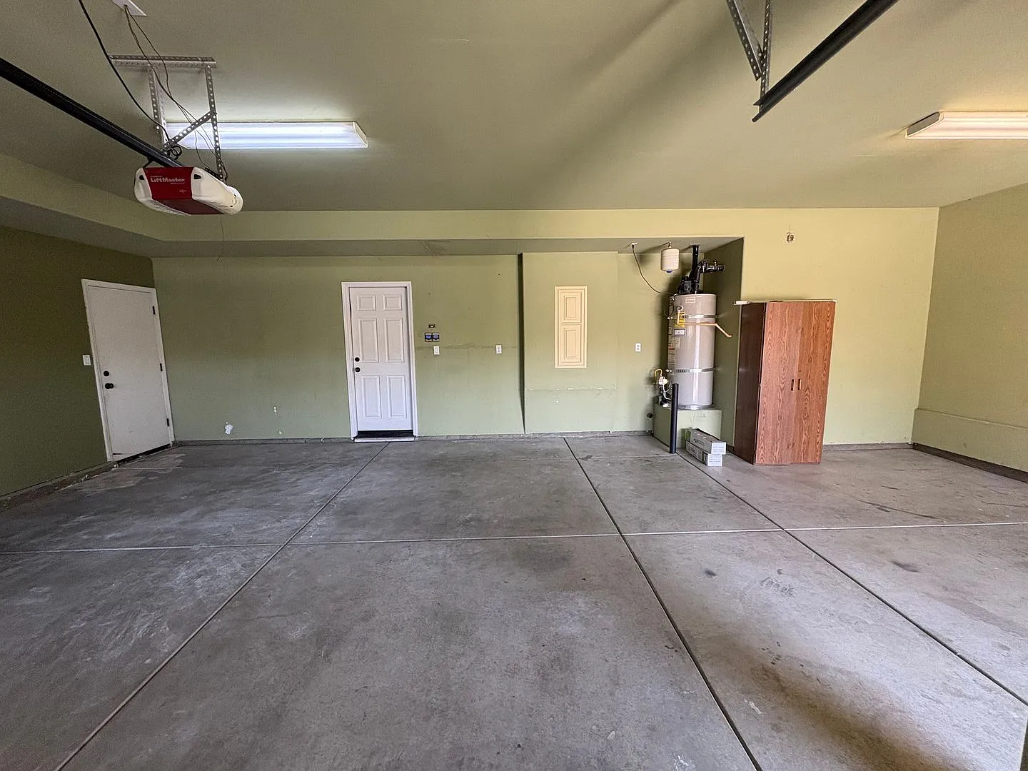 Beautiful 2 Story Home Available Now! — Photo 3