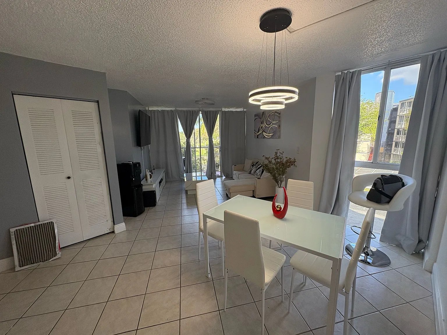2 bed, 939 sqft, $2,200 — Photo 2