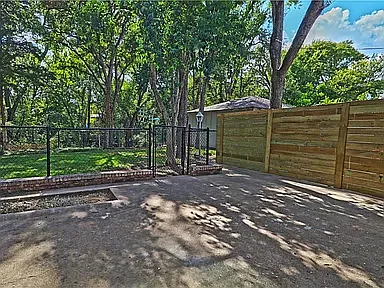 8315 Lullwater Dr — Photo 3
