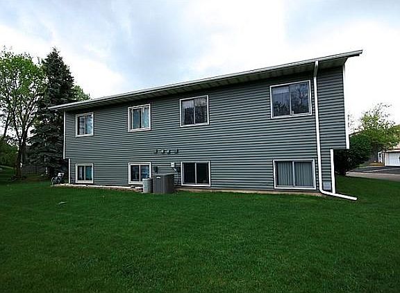 Sprawling back yard, Association allows for fence and pets!