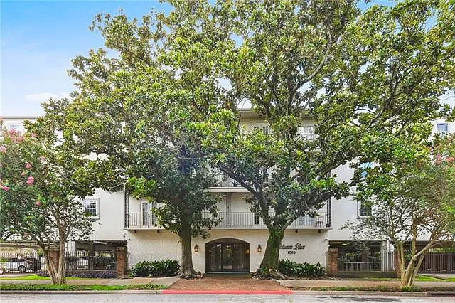 1765 Coliseum St #422