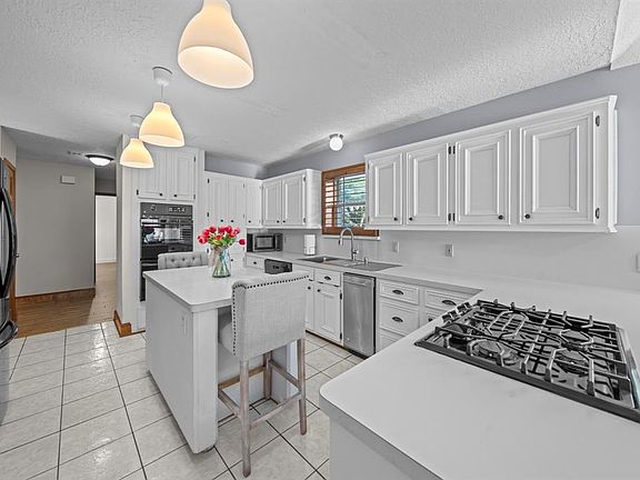 4th image of 2810 Country Club Drive