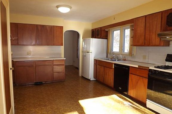 5th image of 602 Marcella St