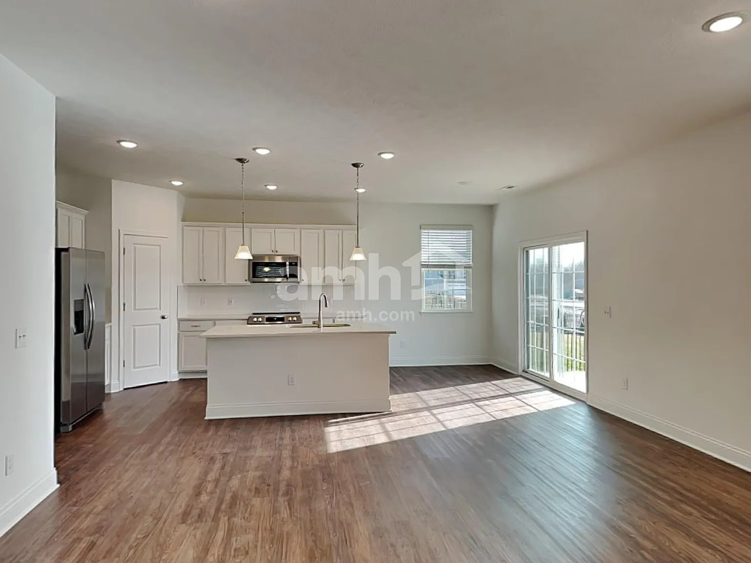 4 bed, 2.5 bath, 2297 sqft, $3,100 — Photo 4