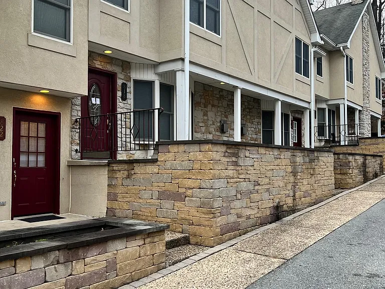 818 Berne Ct — Photo 1