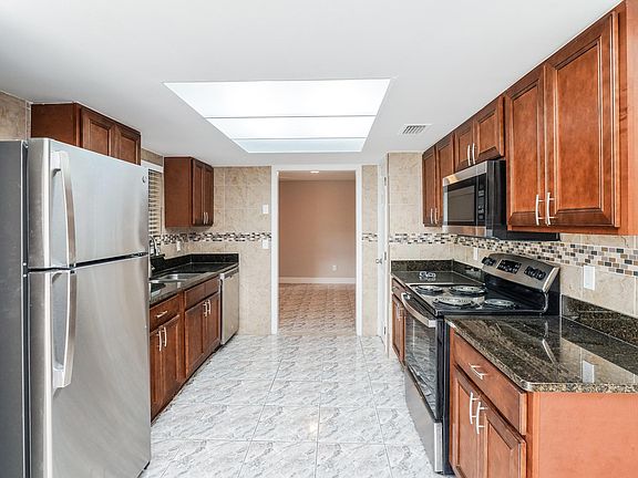 3rd image of 550 Royal Palm Dr