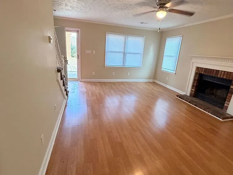 245 Loch Cir — Photo 2