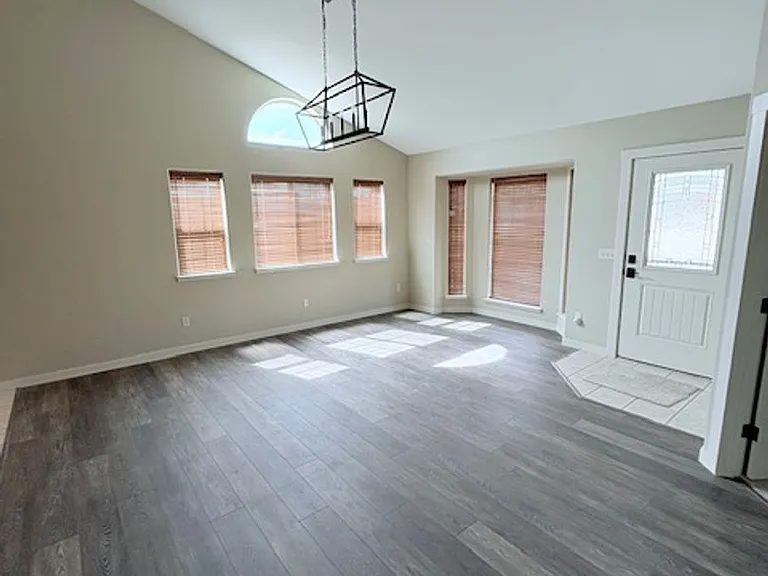 161 Northlake Ave — Photo 5