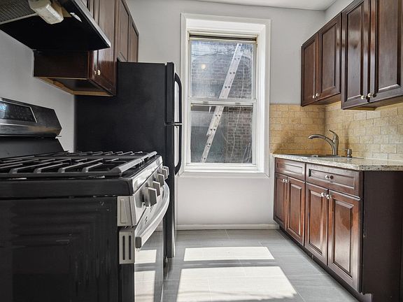 3rd image of 221 Mallory Ave #1