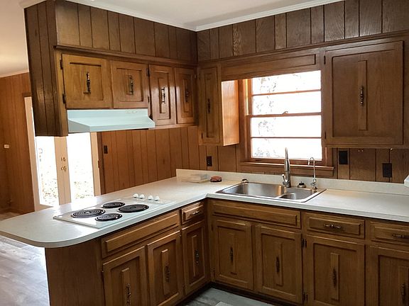 5th image of 376 Pine Hill St