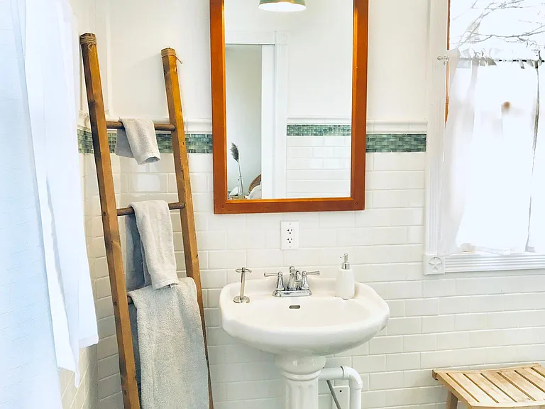 Master bedroom ensuite full bath (with walk-in shower)