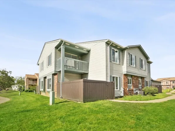 18 Fernwood Dr #18D, Bolingbrook, IL 60440