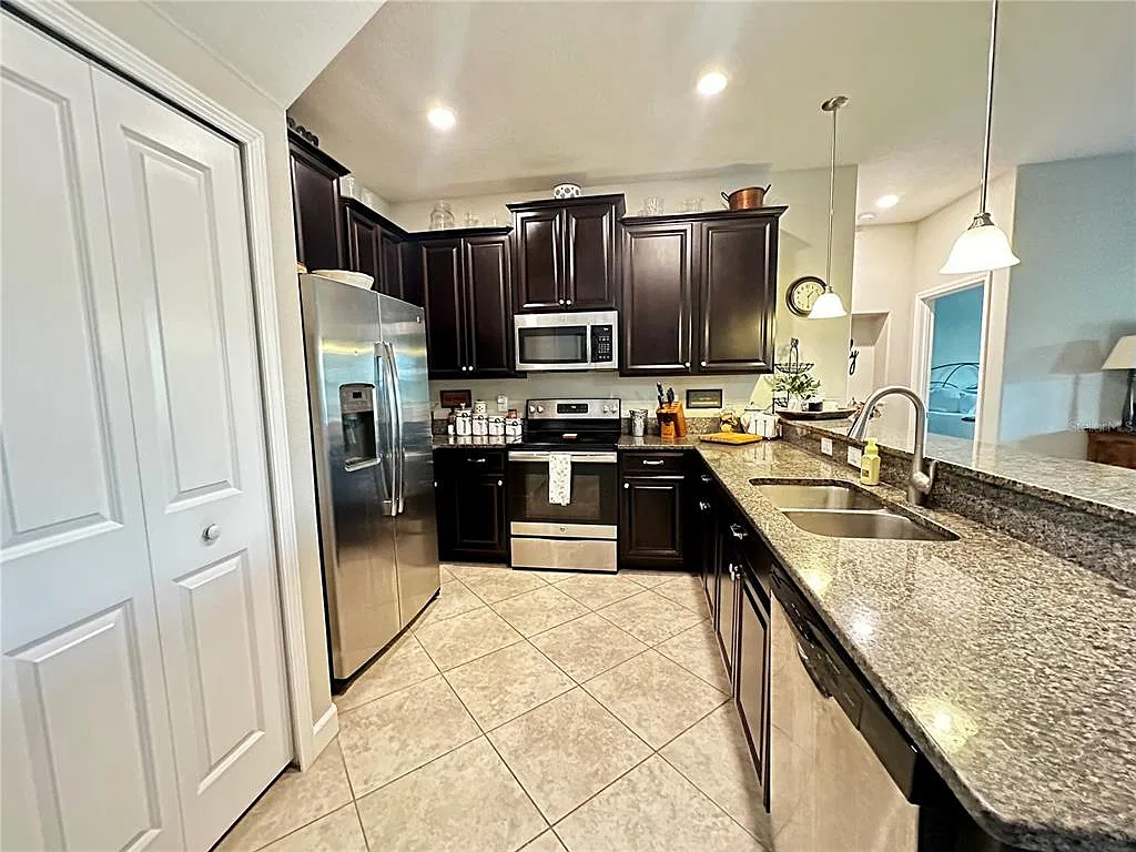 4 bed, 2.5 bath, 2251 sqft, $2,650 — Photo 3