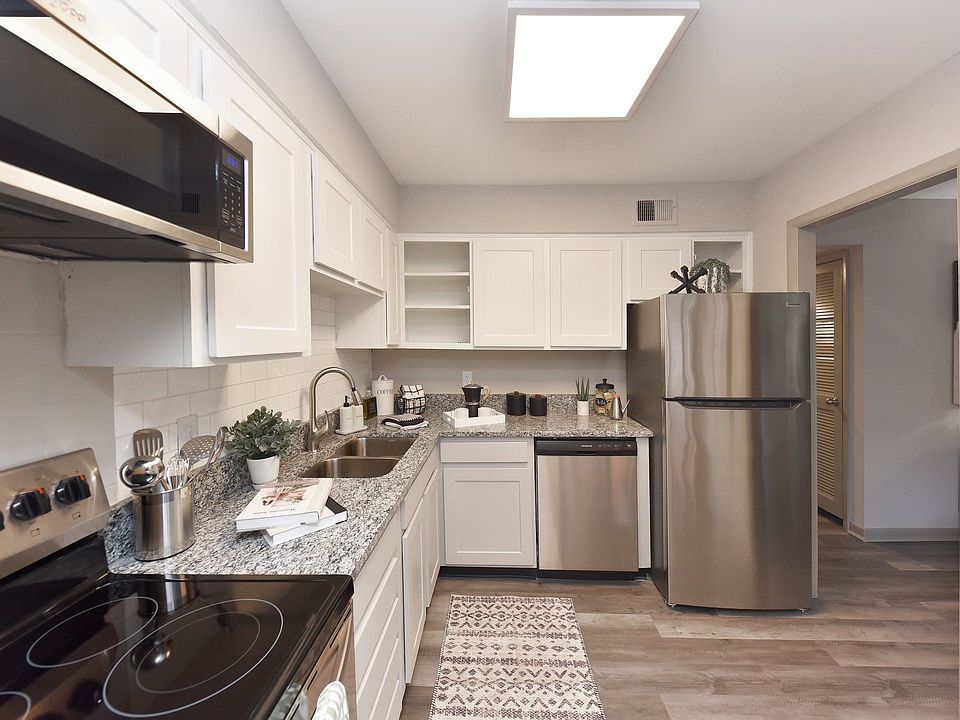 Experience the elegance of this modern kitchen, featuring sleek finishes and efficient layout.