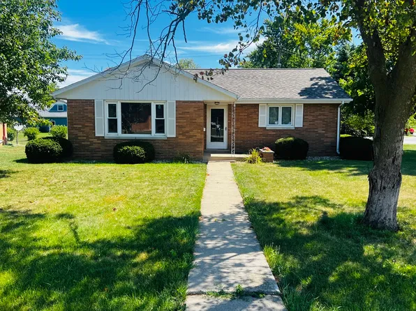 325 S 7th Ave, Chenoa, IL 61726