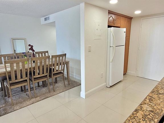 2nd image of 18011 Biscayne Blvd APT 402