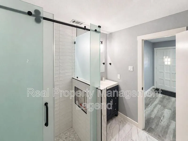 3 bed, 2.5 bath, 2111 sqft, $3,300 — Photo 4
