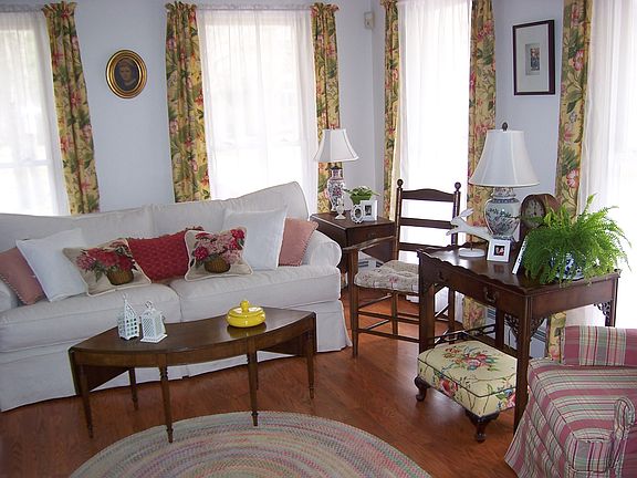 LR w/ FP, cathedral ceiling