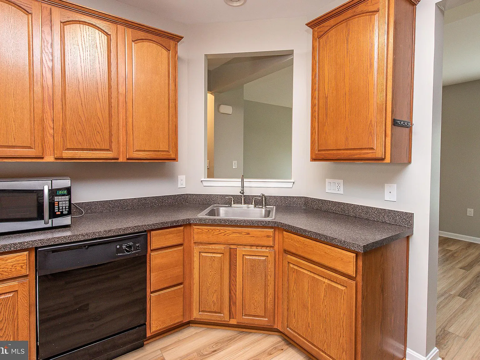3 bed, 4.0 bath, 2470 sqft, $2,100 — Photo 2