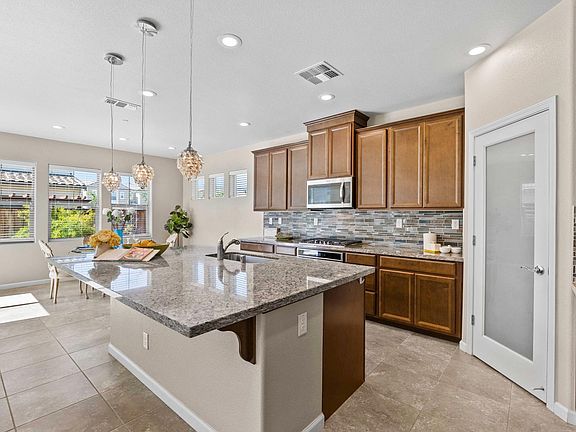 4th image of 734 Carver Pl