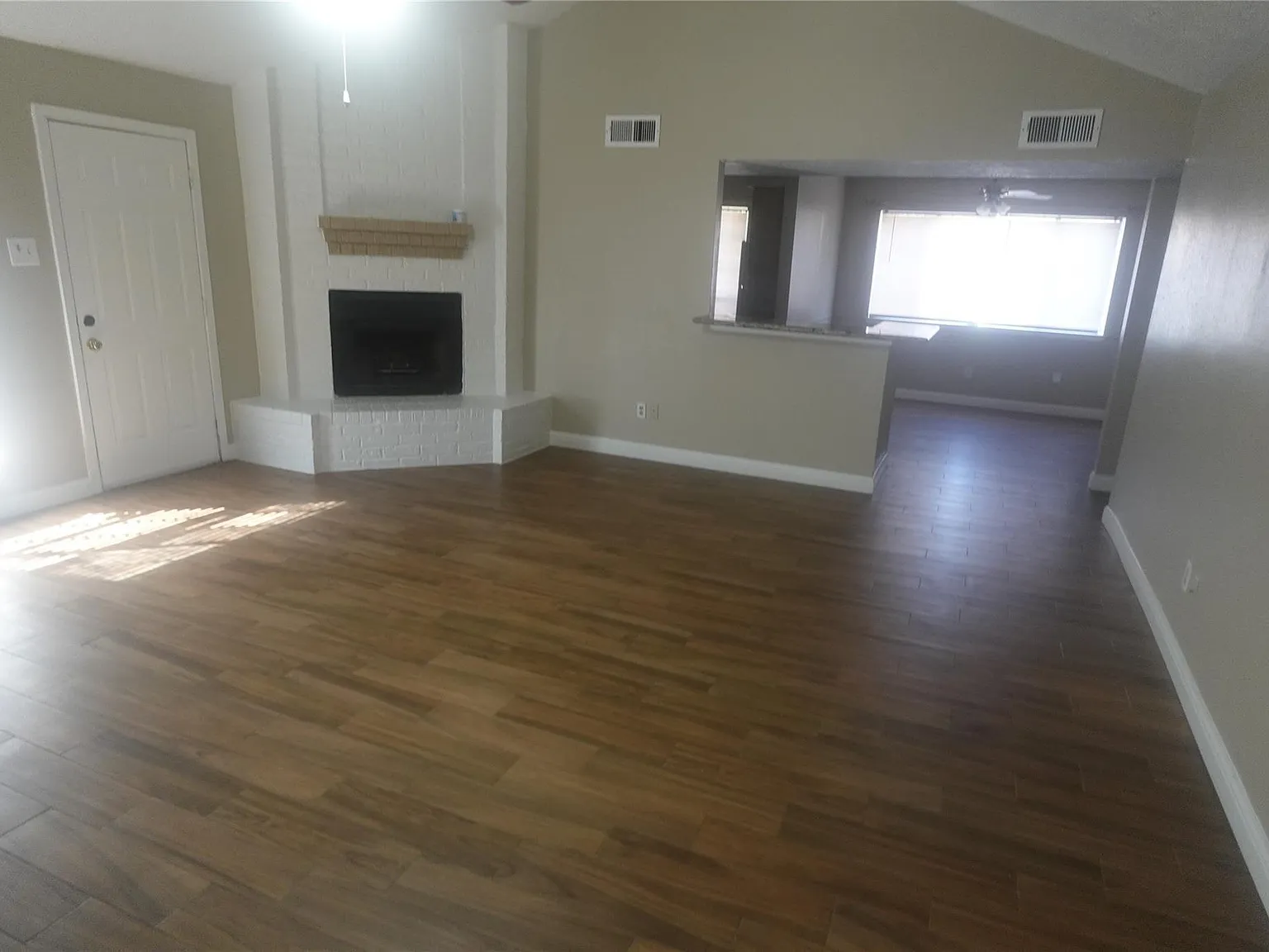 2 bed, 2.0 bath, 1393 sqft, $1,650 — Photo 2