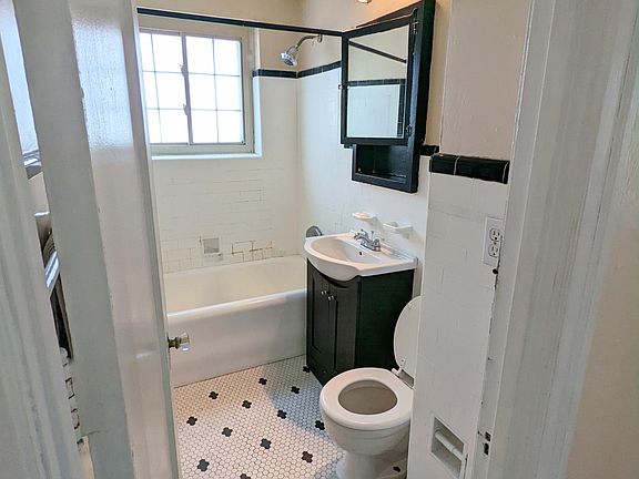 3rd image of 3541 N Meridian St APT 208