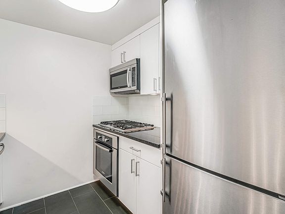 5th image of 300 E 64th St APT 7G