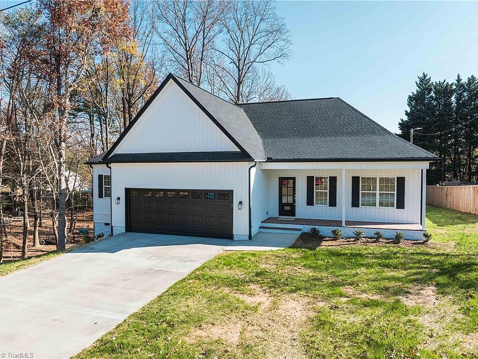 1st image of 313 Broken Saddle Ln