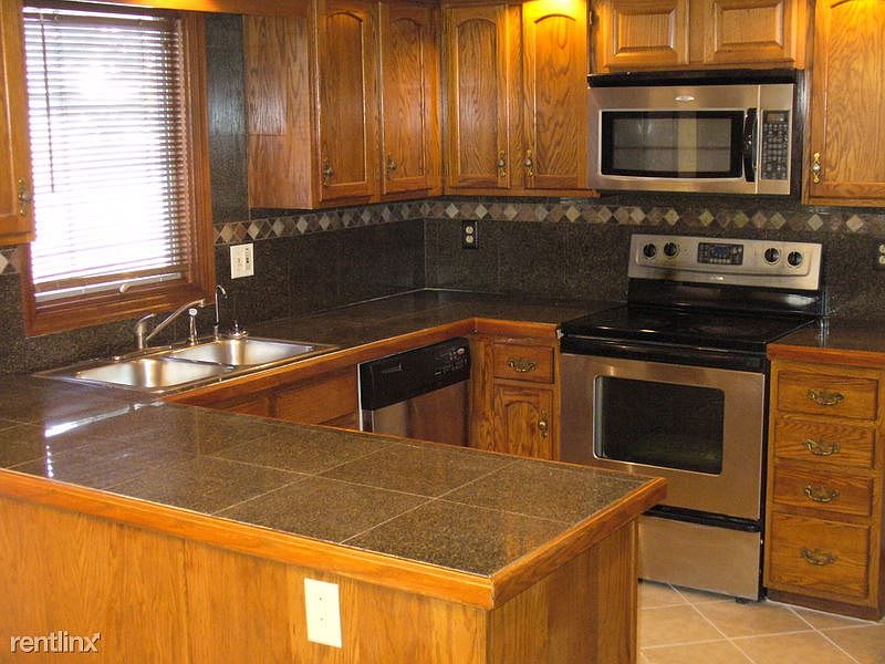 Eat-in kitchen has stainless steel appliances!