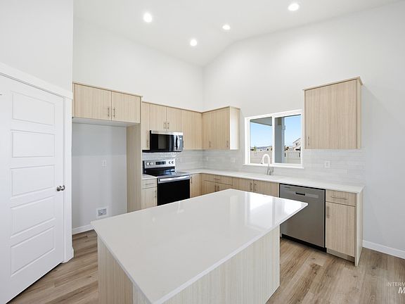 3rd image of 7388 W Trumbull Ct