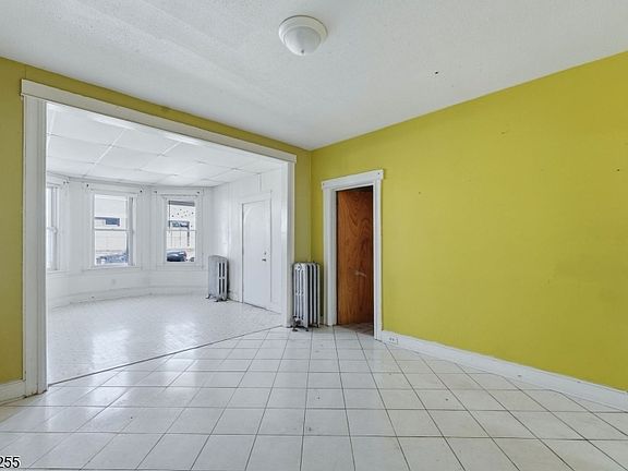 4th image of 490 E 27Th St
