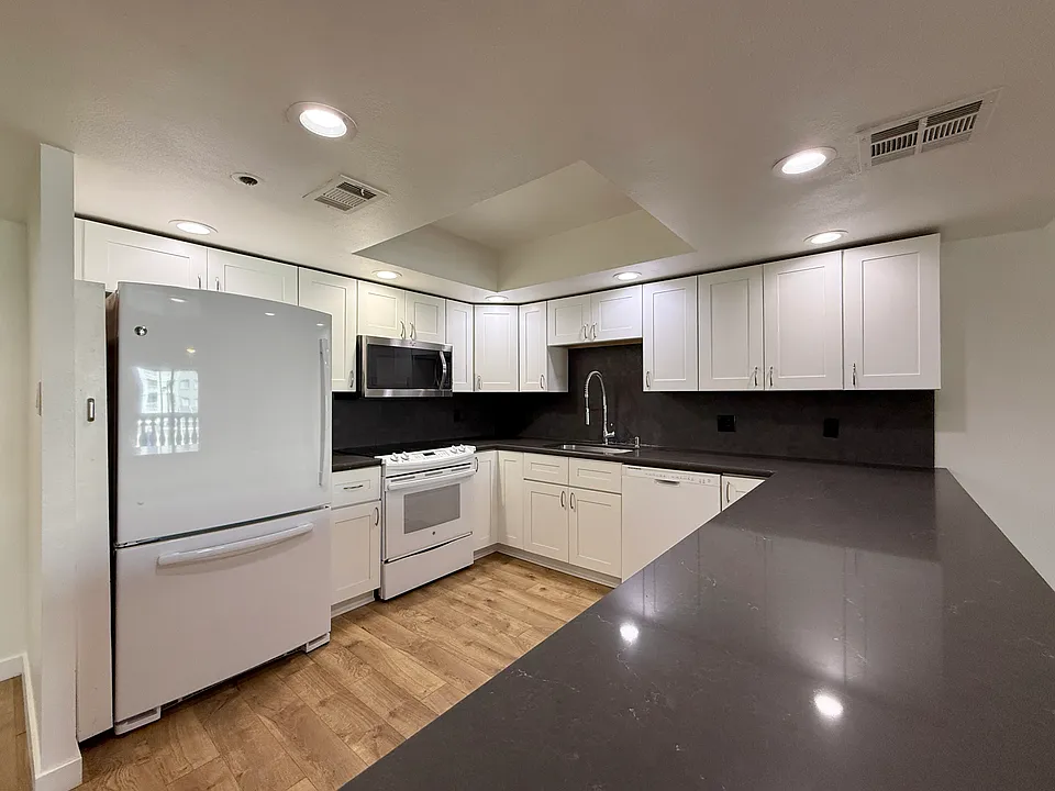 7850 E Camelback Rd #209