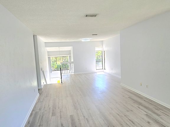 5th image of 20 Sherbury Ct